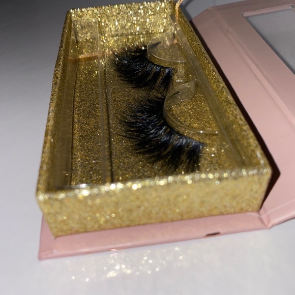 Lashes - Picture 3 of 3